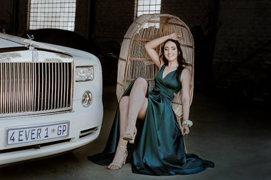 Vestido largo de satén verde oscuro con escote en V y corte A, elegante, para fiesta de graduación o de noche, GG2497