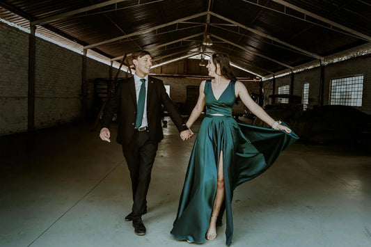 Vestido largo de satén verde oscuro con escote en V y corte A, elegante, para fiesta de graduación o de noche, GG2497