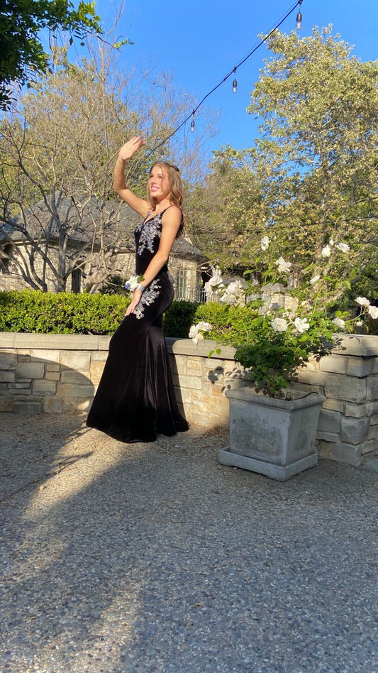 Vestido largo elegante de sirena con tirantes finos y apliques de terciopelo negro para fiesta de graduación, noche o cualquier ocasión especial (GG2521)