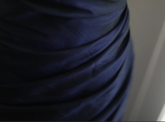 Vestido de fiesta largo plisado de satén azul marino con un solo hombro y corte sirena, GG2536
