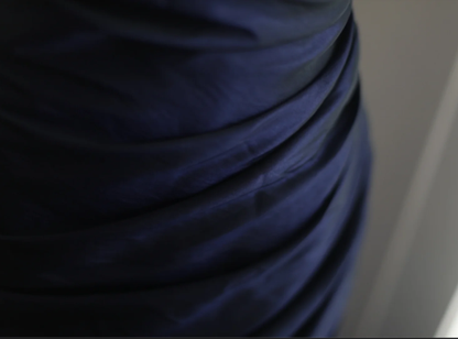 Vestido de fiesta largo plisado de satén azul marino con un solo hombro y corte sirena, GG2536