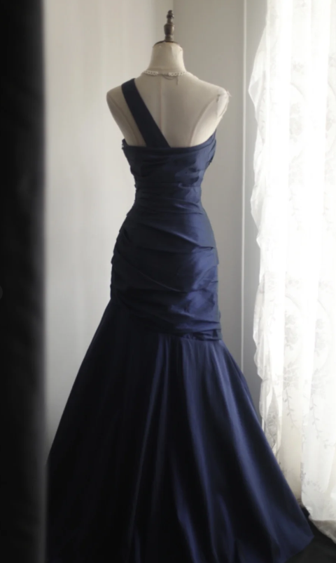 Vestido de fiesta largo plisado de satén azul marino con un solo hombro y corte sirena, GG2536