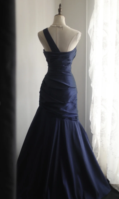 Vestido de fiesta largo plisado de satén azul marino con un solo hombro y corte sirena, GG2536