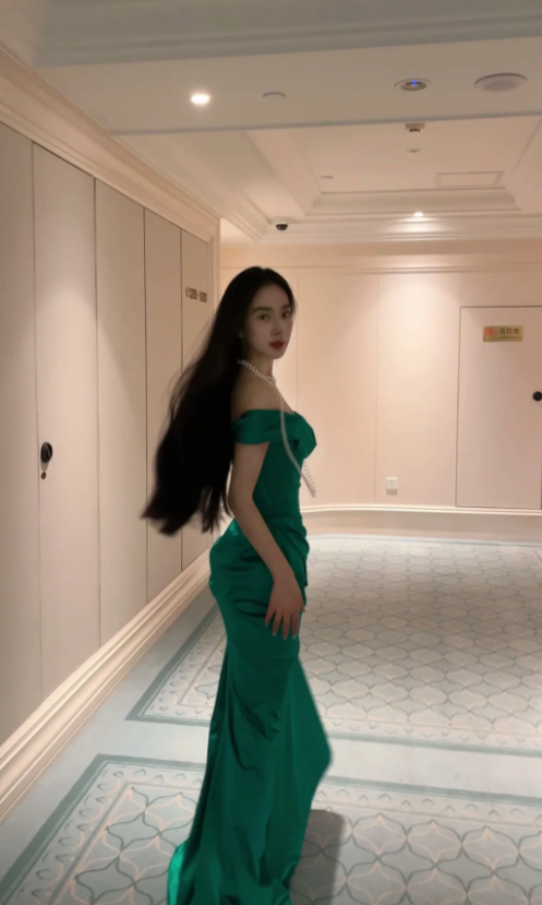 Elegante vestido de fiesta largo de satén con hombros descubiertos y corte sirena, GG2537