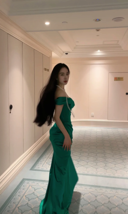 Elegante vestido de fiesta largo de satén con hombros descubiertos y corte sirena, GG2537