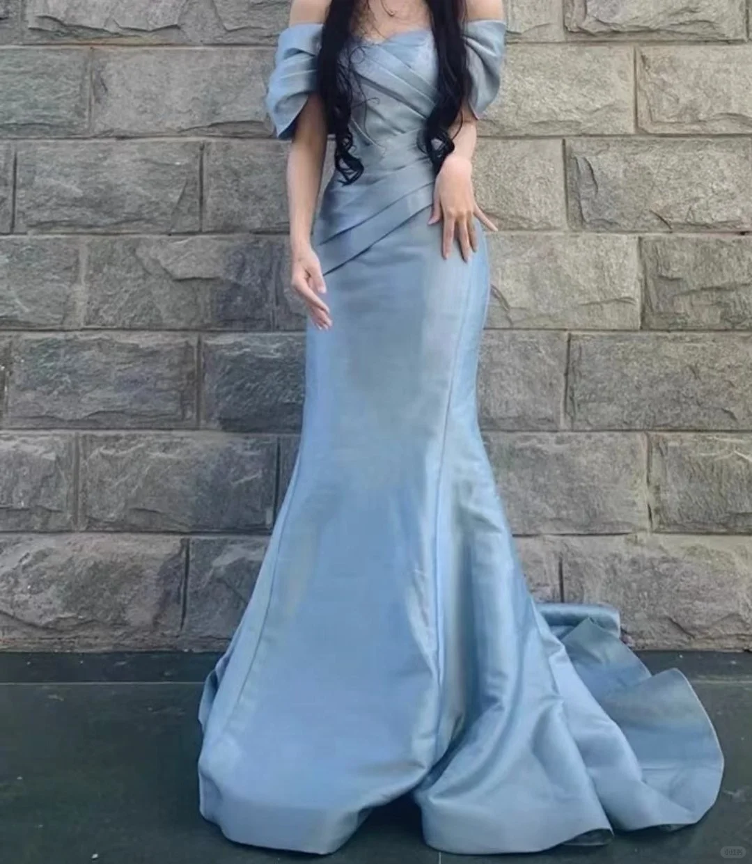 Elegante vestido de fiesta largo plisado de satén con hombros descubiertos y corte sirena, vestido de fiesta y vestido de noche GG2538