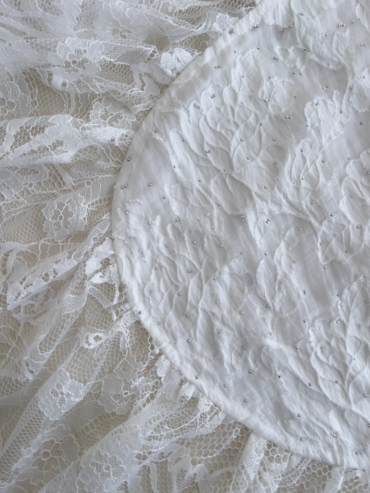Impresionante vestido largo de fiesta, de noche y satén blanco con tirantes finos y encaje con cuentas GG2613