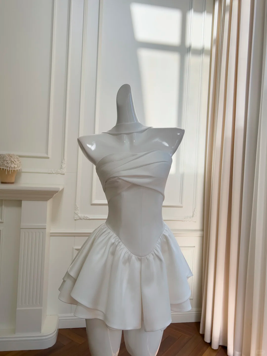 Vestido de fiesta corto plisado de satén blanco, sin tirantes, corte A, para regreso a casa y cumpleaños GG2648