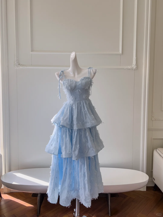 Impresionante vestido de fiesta largo de satén azul con tirantes finos y corte en A, con capas, GG2686
