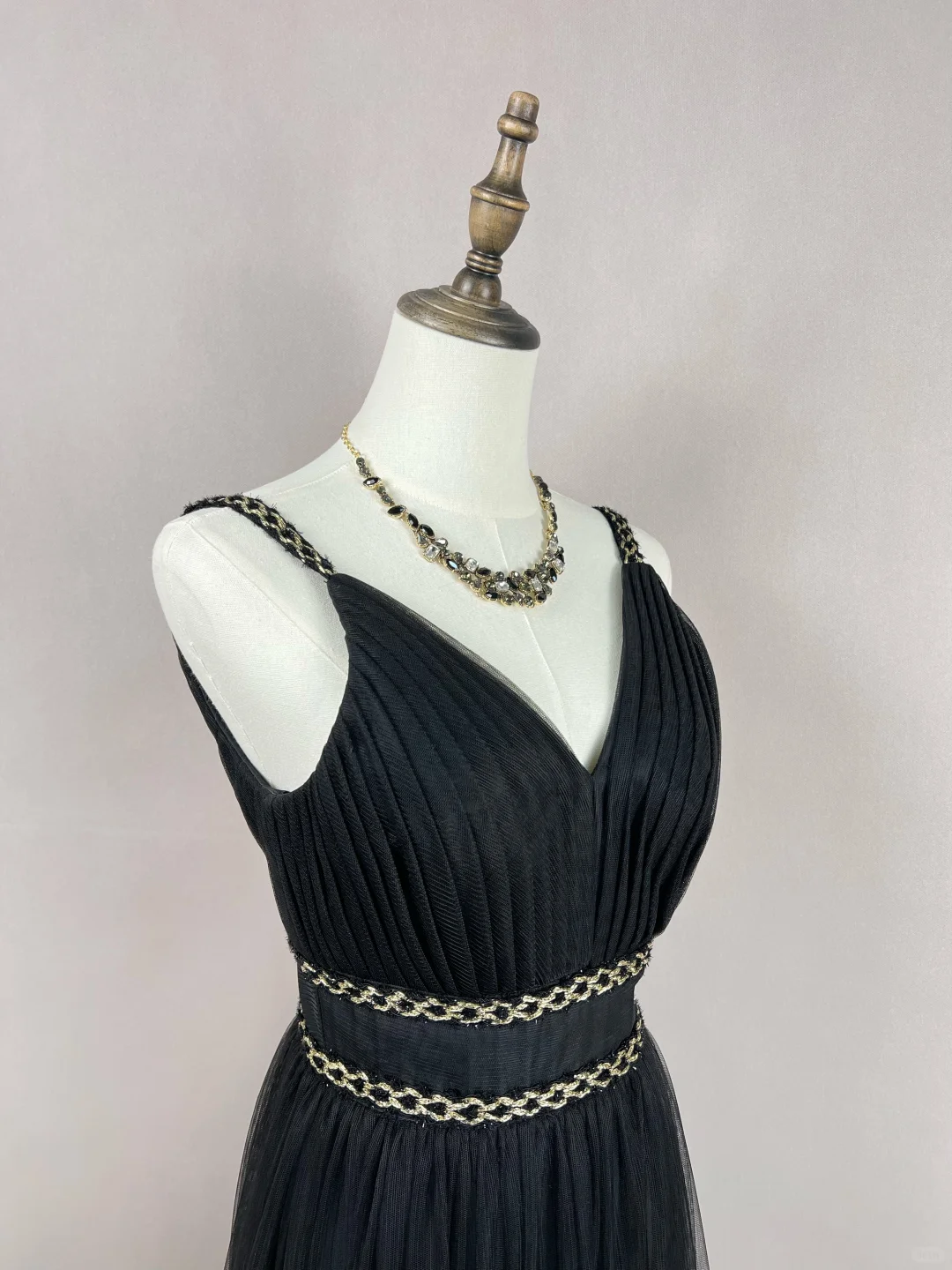 Vestido largo elegante de fiesta, de noche, con corte A y tirantes finos, de satén negro, tul y plumas, GG2729