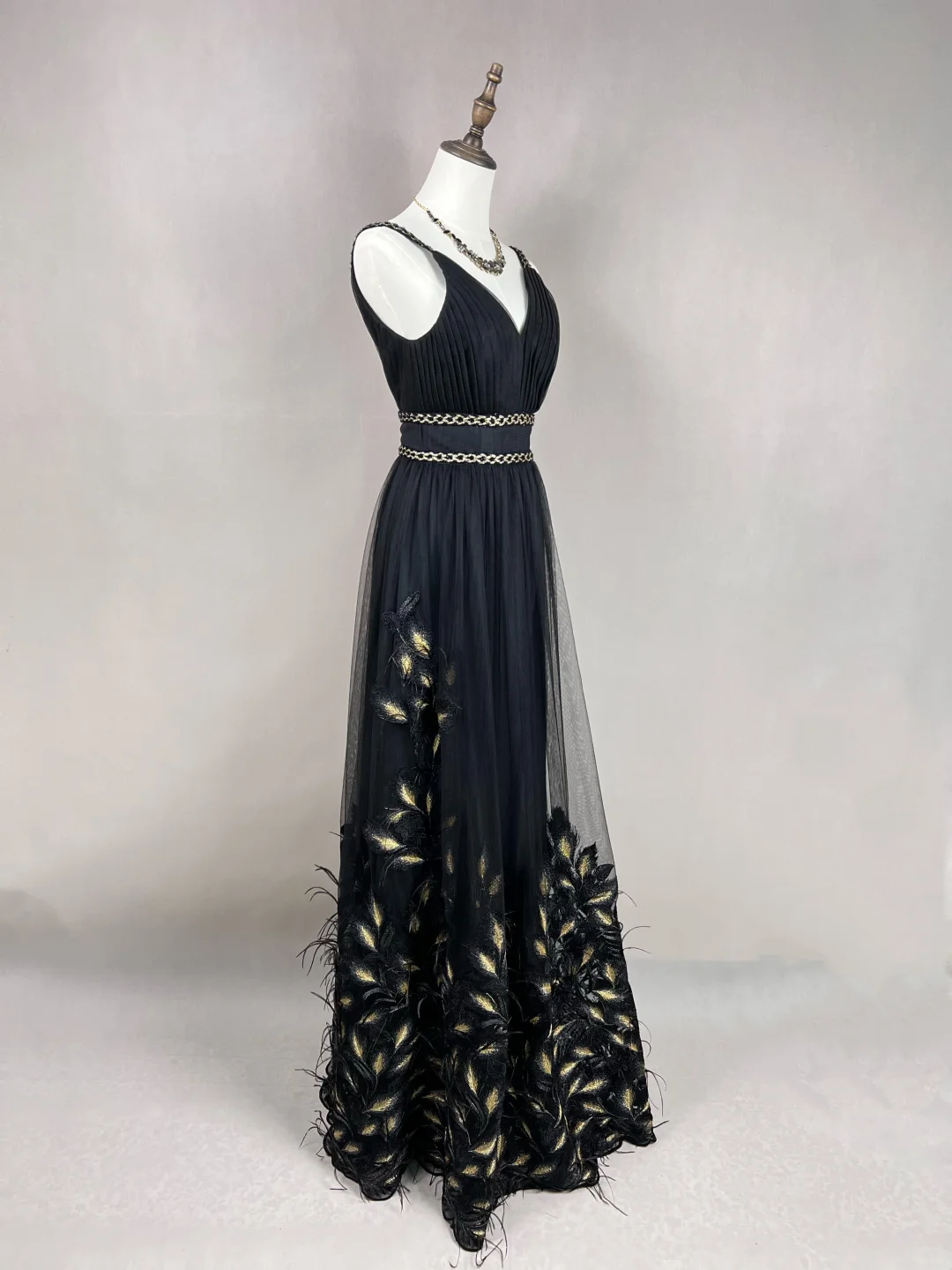 Vestido largo elegante de fiesta, de noche, con corte A y tirantes finos, de satén negro, tul y plumas, GG2729