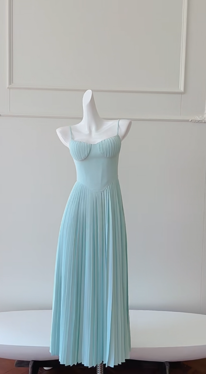Elegante vestido largo plisado de satén azul claro con tirantes finos, corte A, para fiesta de graduación o noche (GG2776)