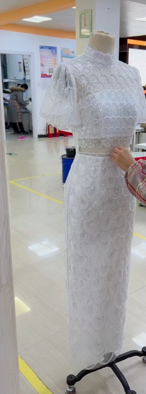 Hermoso vestido de fiesta de sirena con cuello halter, tul blanco satinado, lentejuelas y perlas, vestido de fiesta, vestido de noche GG2799