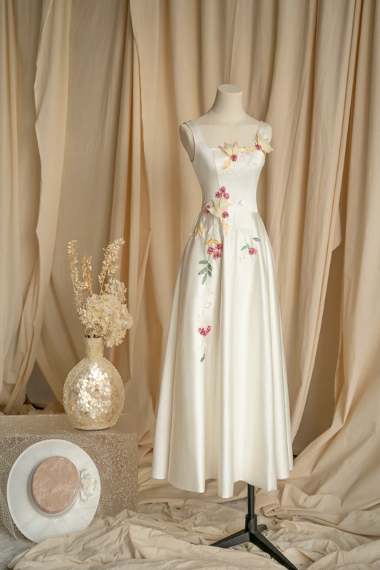 Impresionante vestido largo de fiesta, de noche y de satén blanco con apliques y corte en A, GG2818