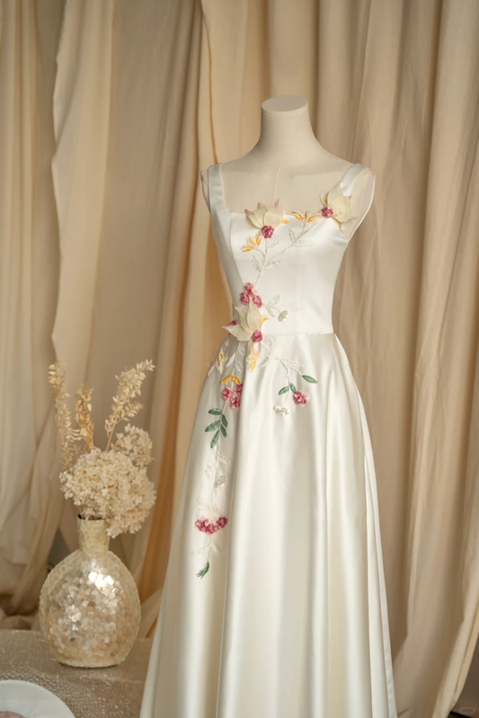 Impresionante vestido largo de fiesta, de noche y de satén blanco con apliques y corte en A, GG2818