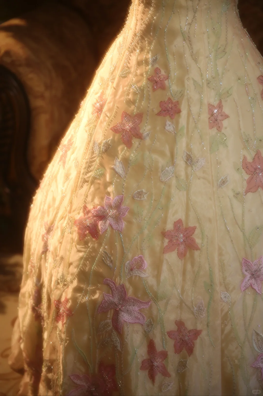 Hermoso vestido largo de fiesta, de noche y de satén amarillo pastel con tirantes finos y apliques de cuentas GG2871