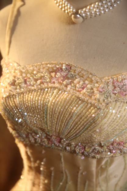 Hermoso vestido largo de fiesta, de noche y de satén amarillo pastel con tirantes finos y apliques de cuentas GG2871
