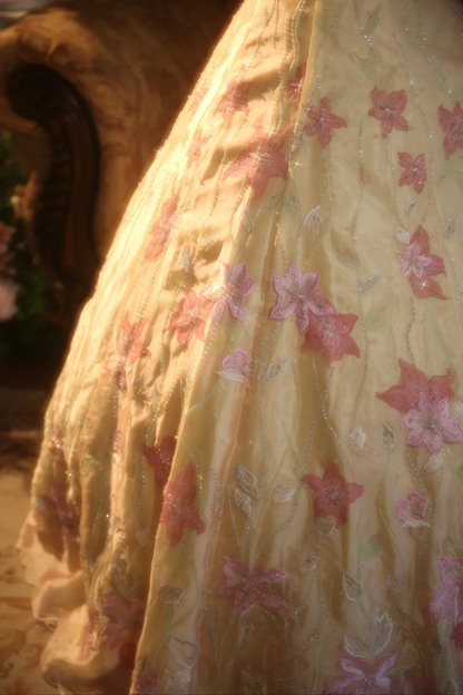 Hermoso vestido largo de fiesta, de noche y de satén amarillo pastel con tirantes finos y apliques de cuentas GG2871