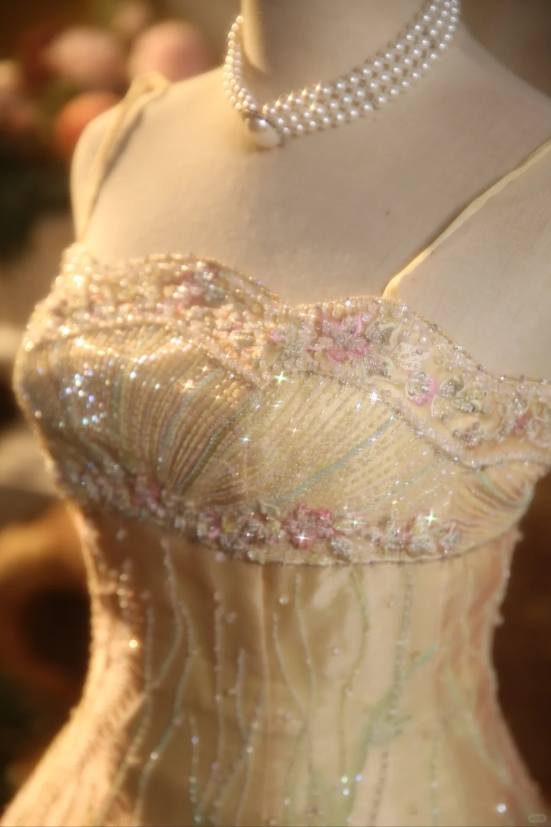 Hermoso vestido largo de fiesta, de noche y de satén amarillo pastel con tirantes finos y apliques de cuentas GG2871