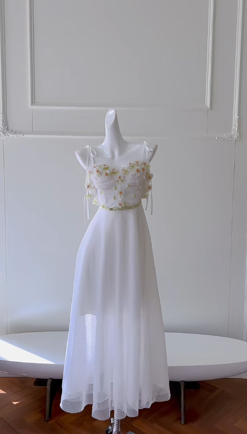Vestido largo de fiesta, de noche y corte A con tirantes finos y apliques de tul blanco GG2898