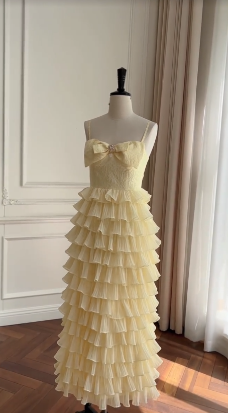 Vestido largo de satén amarillo pastel con tirantes finos, corte A, escalonado, para fiesta de graduación o de noche, GG2907
