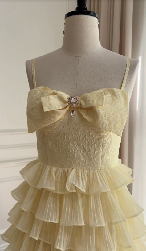 Vestido largo de satén amarillo pastel con tirantes finos, corte A, escalonado, para fiesta de graduación o de noche, GG2907