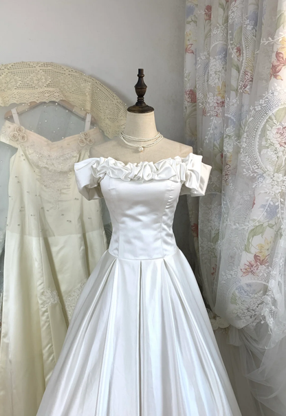 Elegante vestido largo de satén blanco con hombros descubiertos, corte en A, para fiesta de graduación o de noche GG2933