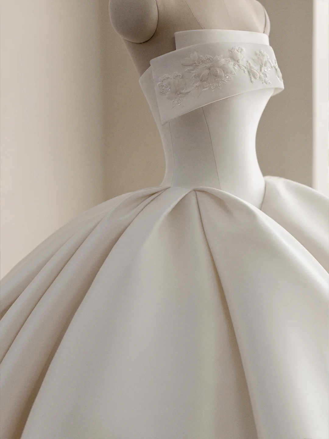 Vestido de novia largo de satén blanco sin tirantes y con apliques de princesa GG2942