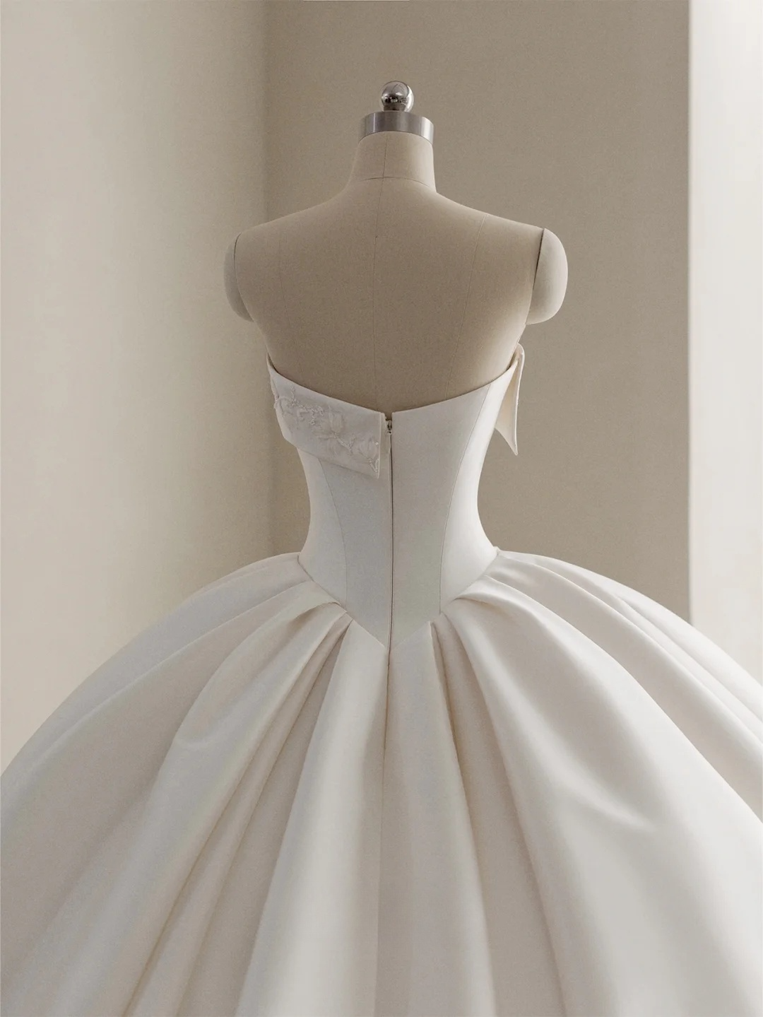Vestido de novia largo de satén blanco sin tirantes y con apliques de princesa GG2942