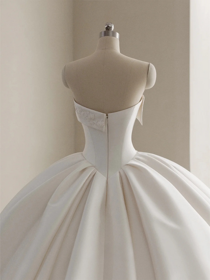 Vestido de novia largo de satén blanco sin tirantes y con apliques de princesa GG2942