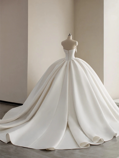 Vestido de novia largo de satén blanco sin tirantes y con apliques de princesa GG2942