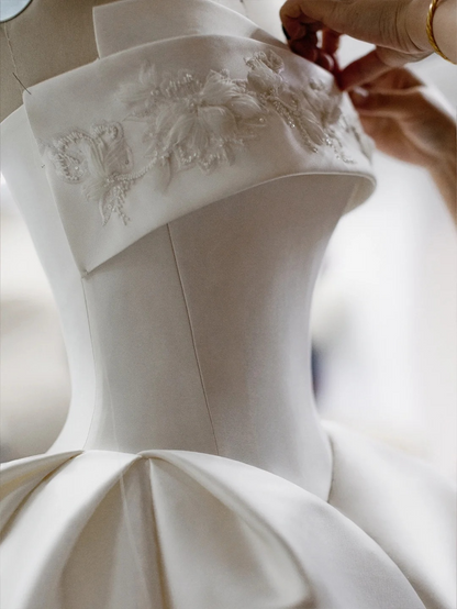 Vestido de novia largo de satén blanco sin tirantes y con apliques de princesa GG2942