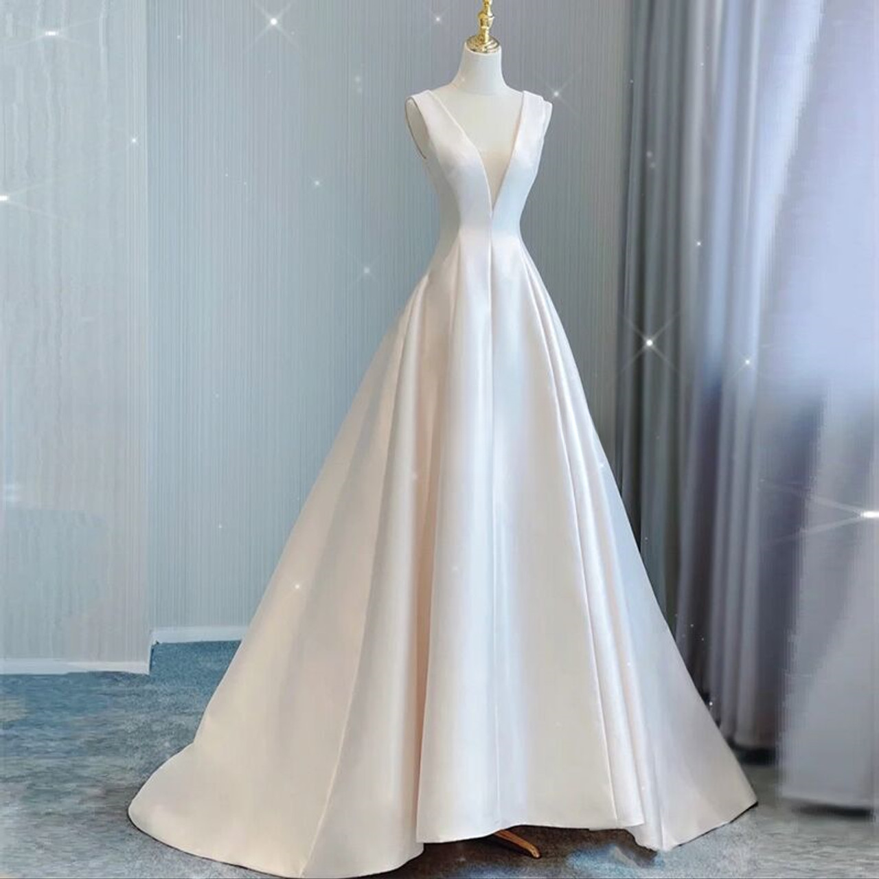 Vestido de novia largo elegante de satén con escote en V y lazo en la espalda GG2951