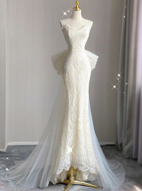 Vestido de novia largo de tul con encaje color marfil claro, sin tirantes y corte sirena GG2954