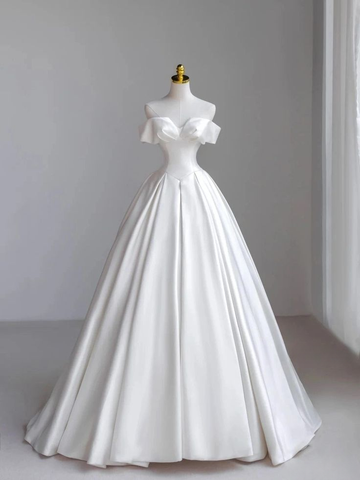 Elegante vestido de novia largo de satén blanco con hombros descubiertos y corte en A GG2956