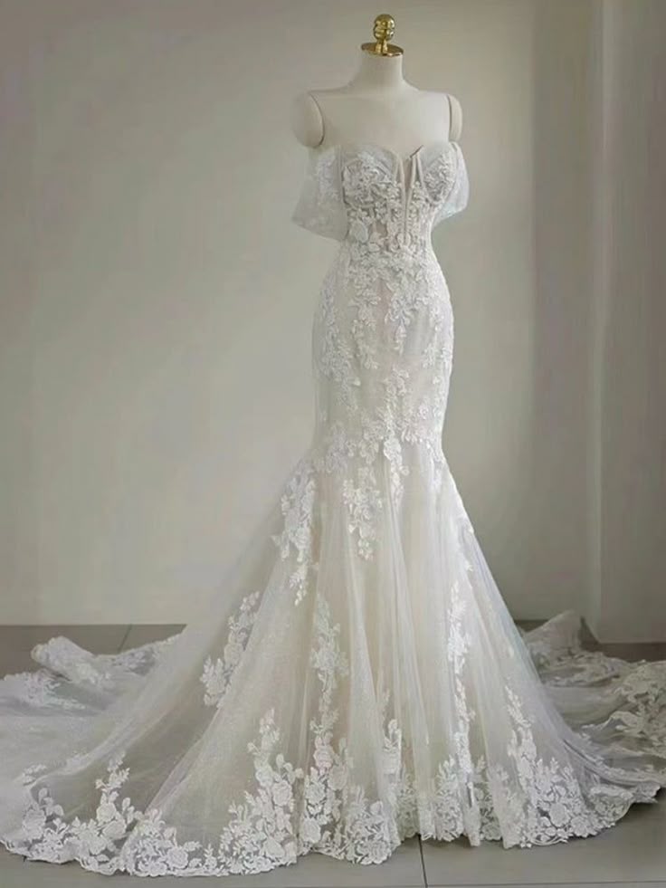 Vestido de novia largo de tul blanco con hombros descubiertos y elegante corte sirena GG2967