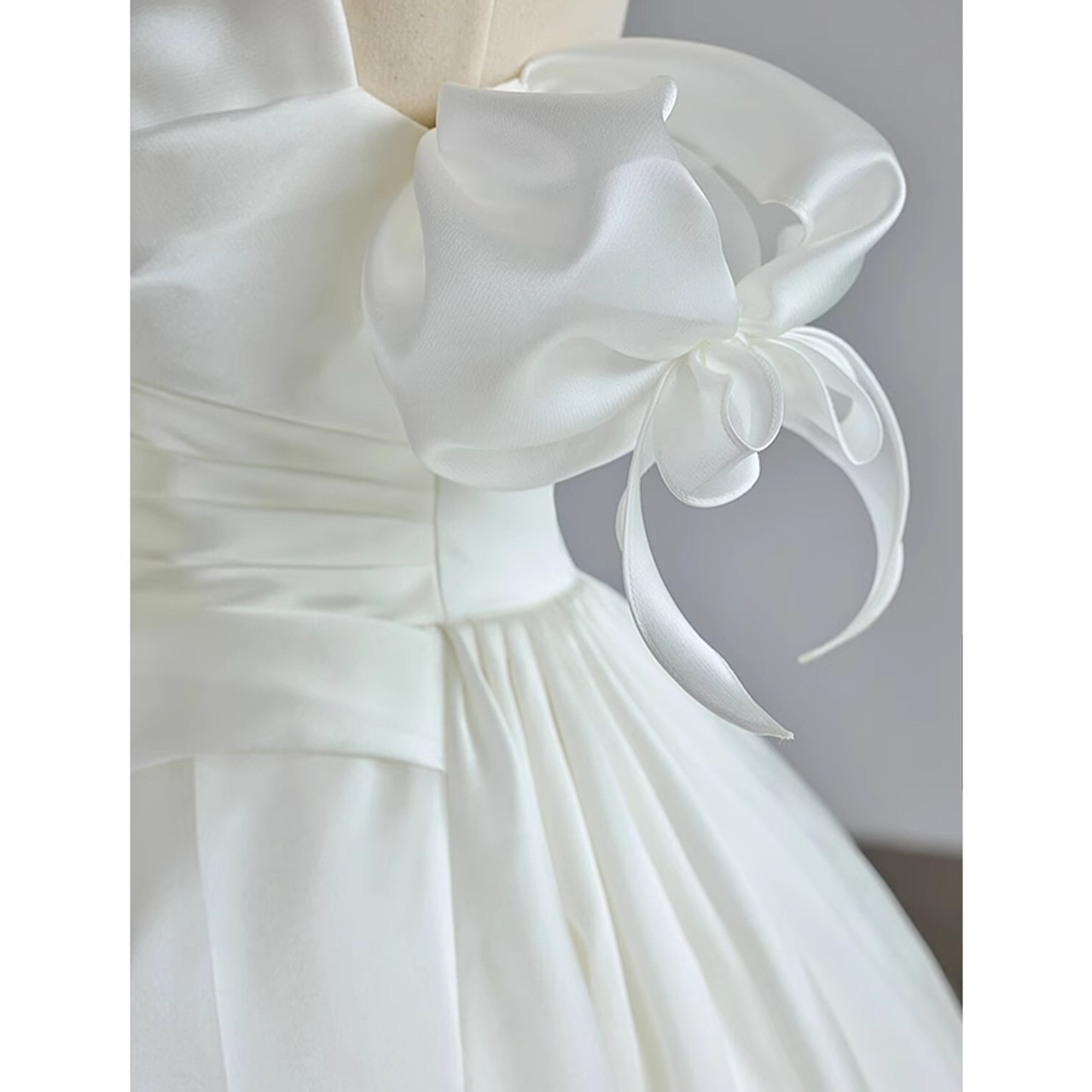 Elegante vestido de novia largo de tul satinado blanco con hombros descubiertos GG2968