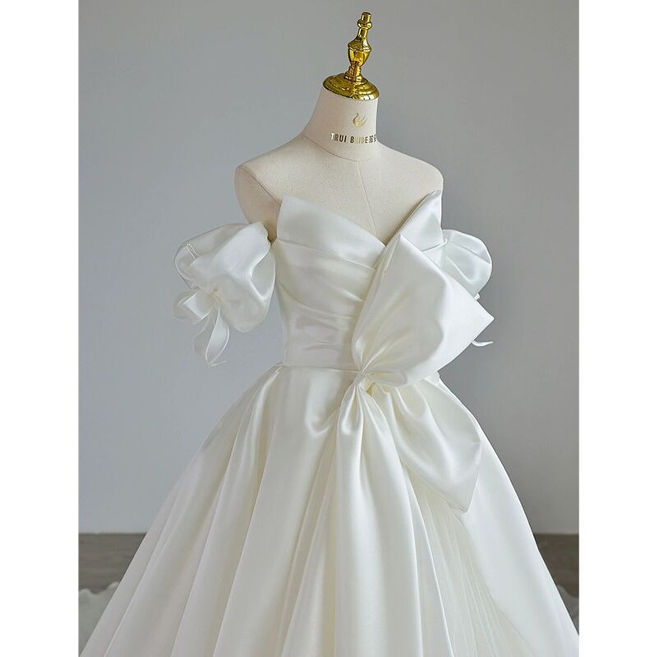 Elegante vestido de novia largo de tul satinado blanco con hombros descubiertos GG2968