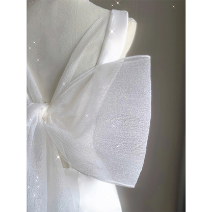 Vestido de novia largo de satén blanco con escote en V y corte sirena, abertura en la espalda y lazo GG2969