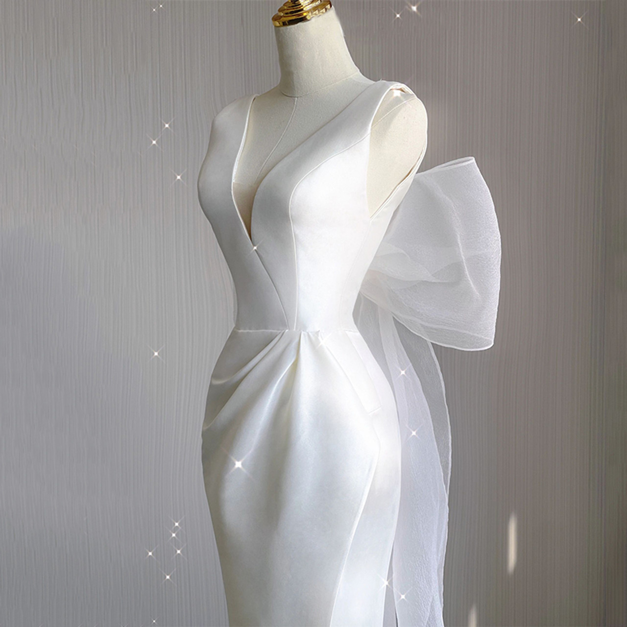 Vestido de novia largo de satén blanco con escote en V y corte sirena, abertura en la espalda y lazo GG2969