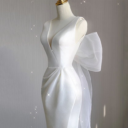 Vestido de novia largo de satén blanco con escote en V y corte sirena, abertura en la espalda y lazo GG2969