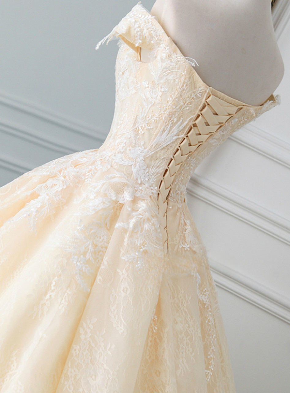 Vestido de novia largo clásico con hombros descubiertos, tul champán, apliques de encaje y cola, GG2970