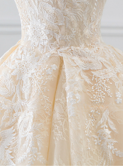 Vestido de novia largo clásico con hombros descubiertos, tul champán, apliques de encaje y cola, GG2970