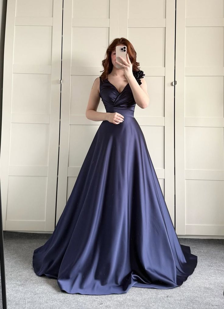 Elegante vestido largo de satén azul marino con escote en V y corte A para madre de la novia, vestido de noche GG3058