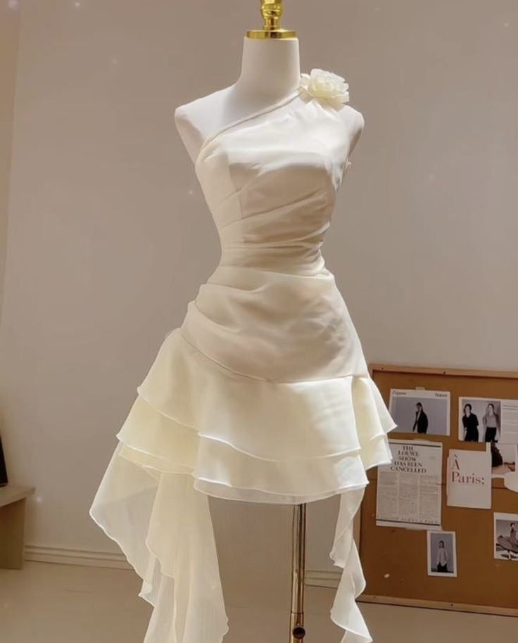 Elegante vestido de fiesta corto de gasa color marfil con un solo hombro y flores, vestido de regreso a casa y vestido de cumpleaños GG3074