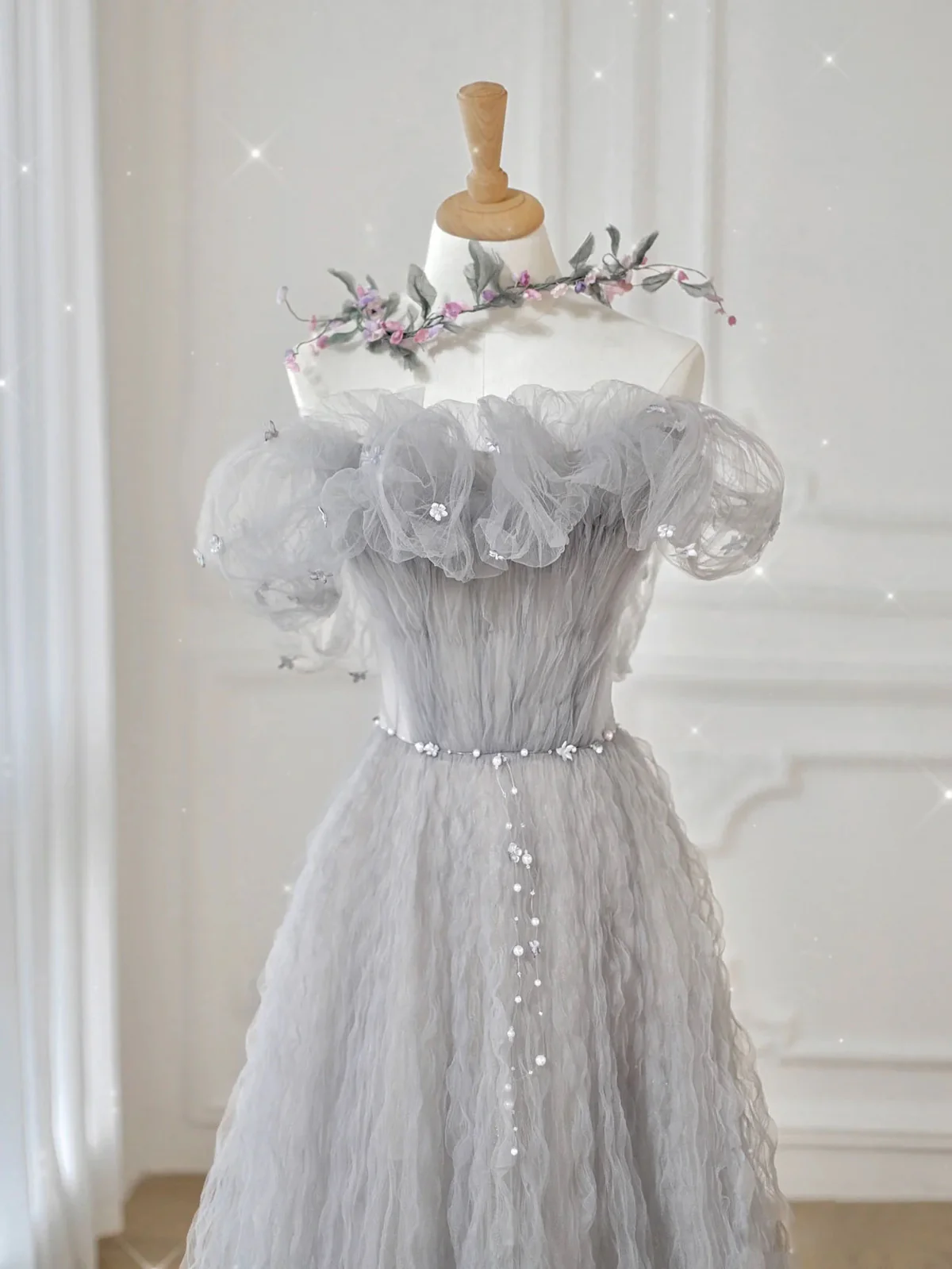 Vestido de fiesta largo de tul gris con hombros descubiertos y cinturón floral, delicado corte en A, vestido de noche GG307