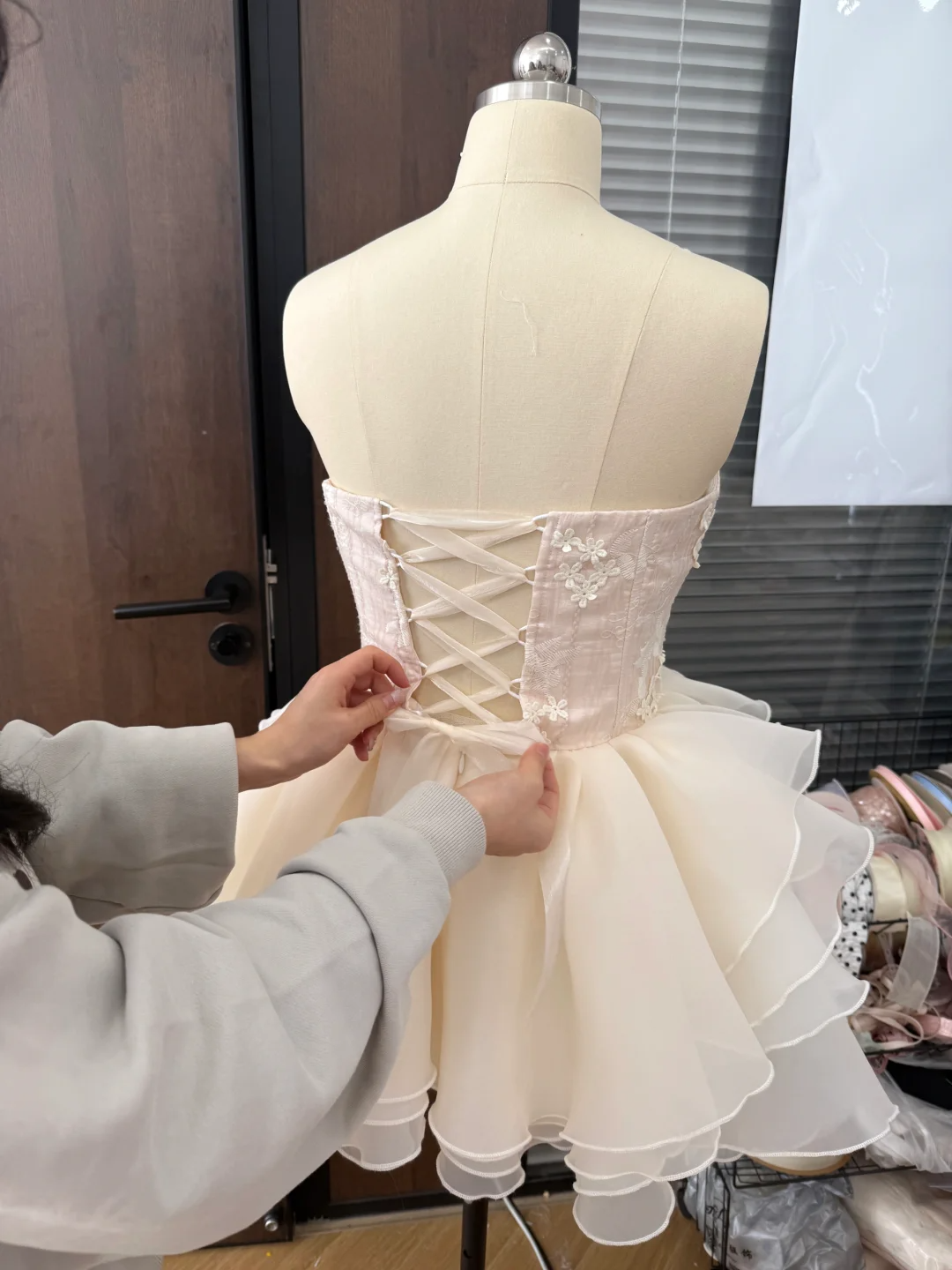 Vestido de fiesta corto de satén rosa, sin tirantes, con apliques de gasa, corte A, para regreso a casa y cumpleaños, GG3093