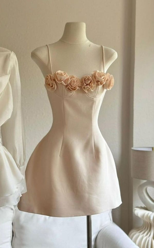 Vestido corto de satén con tirantes finos, corte en A, color champán, con flores, para fiesta de bienvenida y cumpleaños GG3214