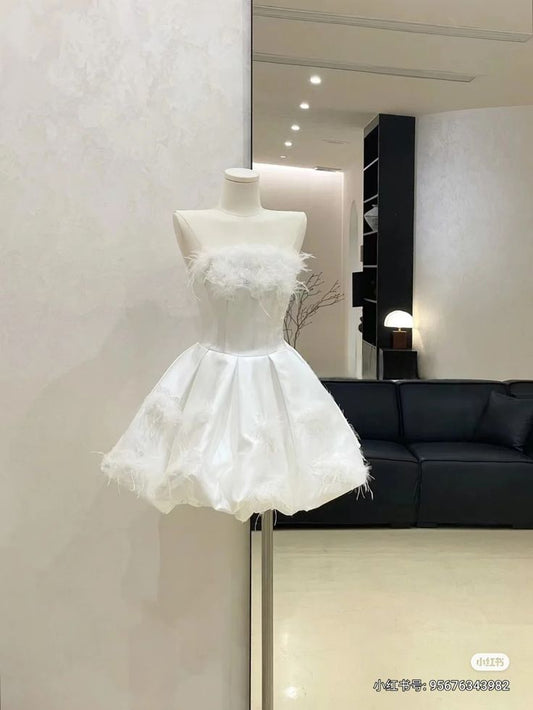 Vestido de fiesta corto de satén con plumas, sin tirantes, corte A, para regreso a casa y cumpleaños GG3293
