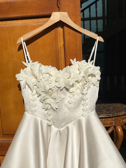 Elegante vestido de fiesta corto de satén con tirantes finos y apliques, corte en A, para cumpleaños de verano GG3748